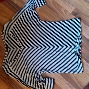 Super cute and soft 3/4 sleeve black and white top